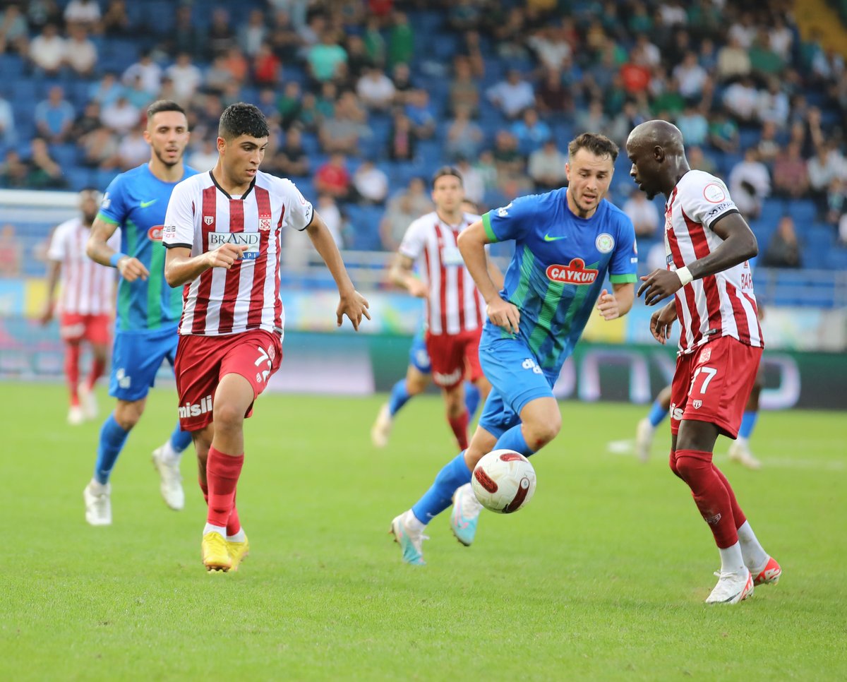 Sivasspor'un bu sene savunma önüne monte ettiği 2006 doğumlu önlibero Yunus Konak, Avrupa'nın 5 büyük ligi + Süper Lig'de 22 yaş yılının altında olup en fazla temasla top kazanan 3 topçudan biriymiş, hem savunmada ısırgan ve caydırıcı hem +30 metre uzun top vurabilen potansiyel..