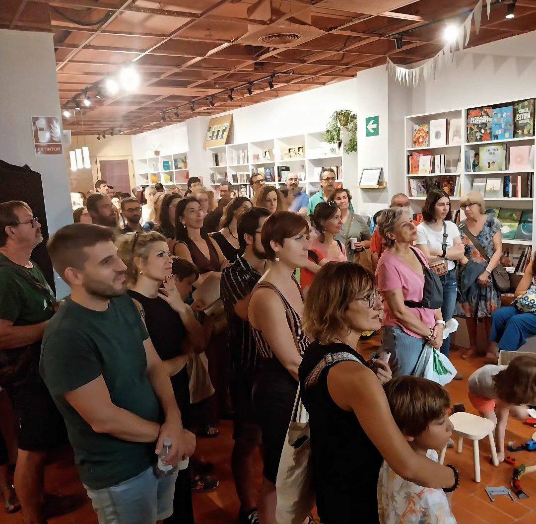 💜🔥 
Ahir va obrir Mala Peça Llibreria, un espai de pensament crític a #Sabadell que vol recuperar la reflexió literària travessant lluites com el feminisme, el cooperativisme o la lluita de classes, entre d'altres. 

Sense vosaltres no existiríem, gràcies per fer-ho possible ✨