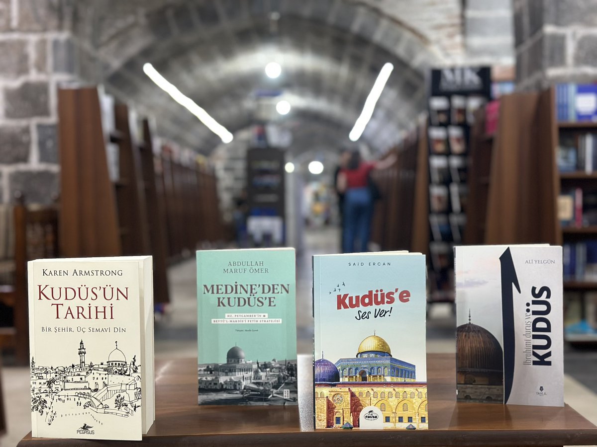 'Umutsuzlukla hayat sürmez, hayat sürdüğünde ise her zaman bir umut vardır.'

1- Kudüs’e Ses Ver
2- Medine’den Kudüs’e
3- Kudüs
4- Kudüs’ün Tarihi

#kitaptavsiyesi #kudüs #filistin Tel Aviv
#eğitim #kıvılcım #savaş #kitapokumak #kitapsevgisi #ikra @saidercan