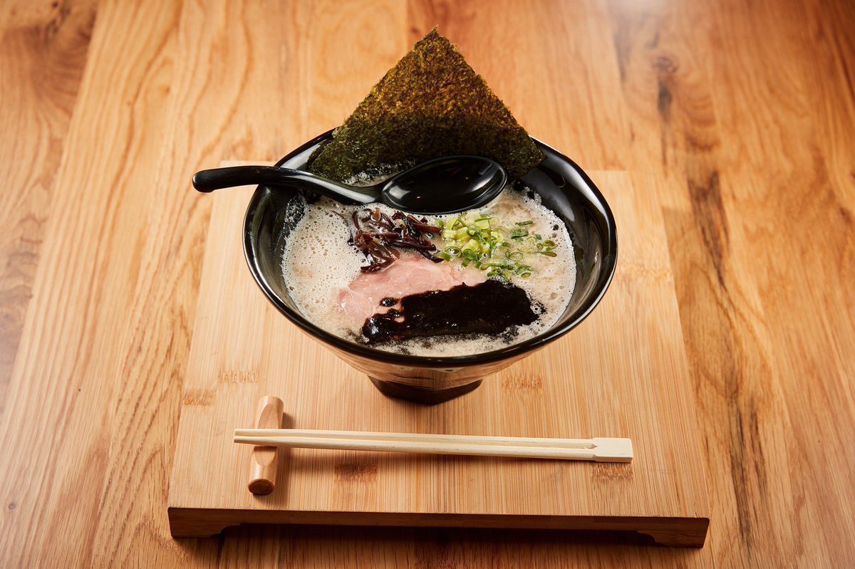ramen1mon's tweet photo. 皆様のご来店お待ちしております🍜
✔黒とんこつラーメン
玉ねぎとニンニクを油であげて
焦マー油を作り風味、パンチが最高の一品。
営業時間:18:00〜翌7:00
駐車場:付近にパーキング有
定休日:水曜日
住所:沖縄県浦添市屋富祖2-24-11
#沖縄 #浦添 #屋富祖 #ラーメン屋 #壱門 #ICHIMON https://t.co/t5Ocjy8lYR