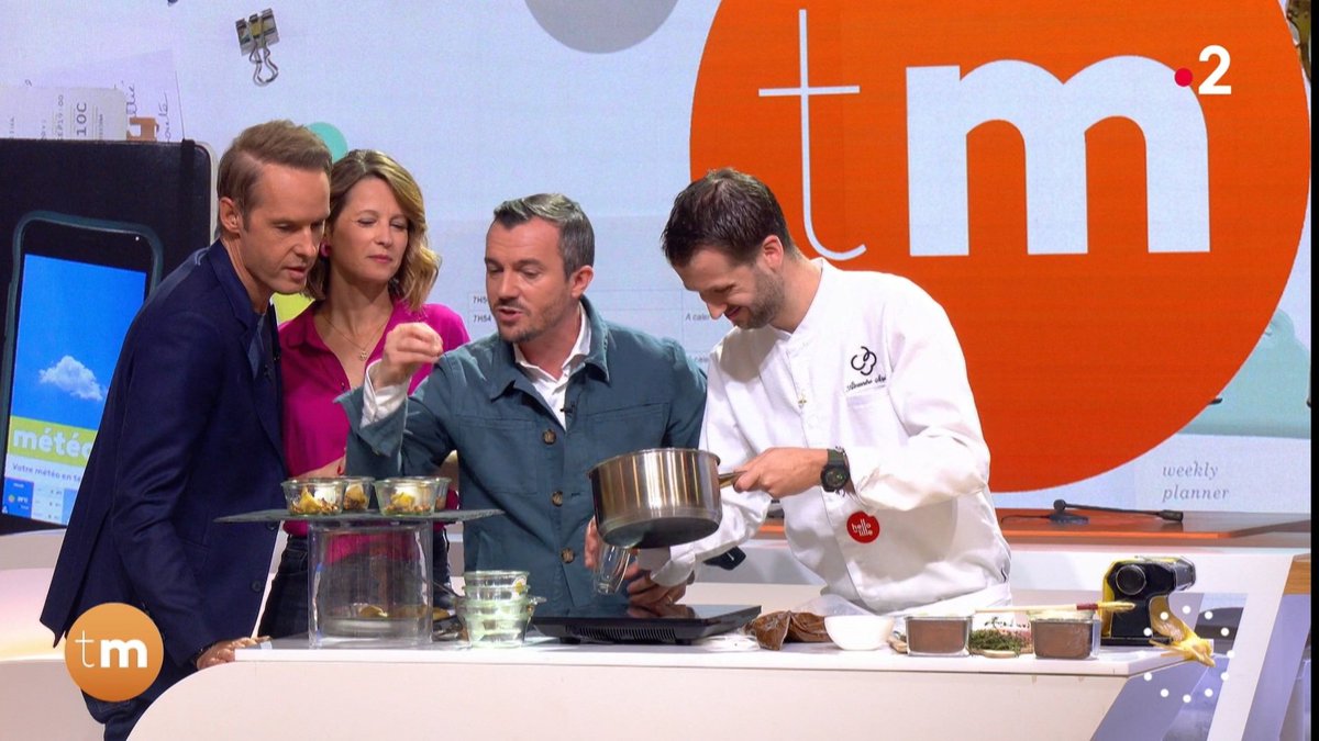 Hello_Lille's tweet photo. Le #LillestreetfoodFestival débarque sur Télématin sur France 2 !

Merci aux équipes d'avoir mis en lumière le festival en venant nous voir pour saluer le travail de Florent Ladeyn et en accueillant en plateau le Chef du Clarance Alexandre Miquel !
#hellolille https://t.co/e22i4TVMs3