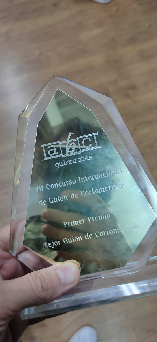 La de veces que me han negado una prueba de guion de ficción porque "es que tú eres de programas, que se te da muy bien". Anoche, <a href="/SilviaConesa_/">silvia conesa</a> y yo ganamos el Primer Premio en el concurso Internacional de guiones de cortometraje de ABCGuionistas. Gracias, Silvi, por liarme ☺️