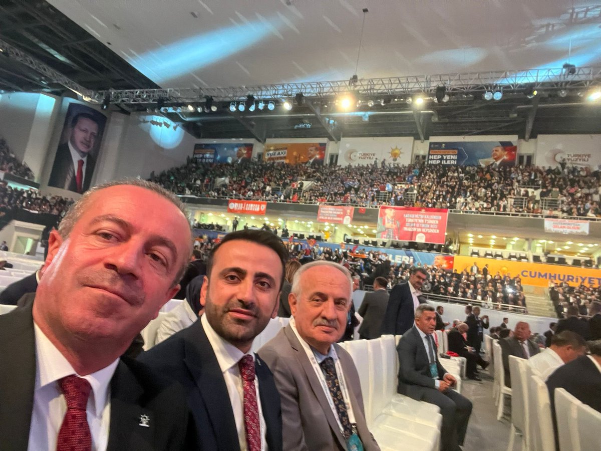 KayaZeydin's tweet photo. 📍 Ankara 
✅ Ankara Spor Salonu

“Türkiye Yüzyılı için #HepYeniHepİleri” 

#Cumhuriyetin Yüz Akı”
“Türkiye’nin Ortak Aklı” 🇹🇷 

4’üncü Olağanüstü Büyük Kongremizi gerçekleştirmek üzere Teşkilatımızla birlikte, sabahın erken saatinde Ankara Spor Salonu’nda ve önünde yerimizi aldık.

Yine salonlara sığmadık Elhamdulillah. 
 
Türkiye'nin kalbi burada atacak. 

Genel Başkanımız, Cumhurbaşkanımız Sayın @RTErdogan liderlerliğinde, Yönümüz #HepYeniHepİleri🇹🇷

@Akparti 
@erkankandemir 
@metinbulut23 
@halisdalkilic