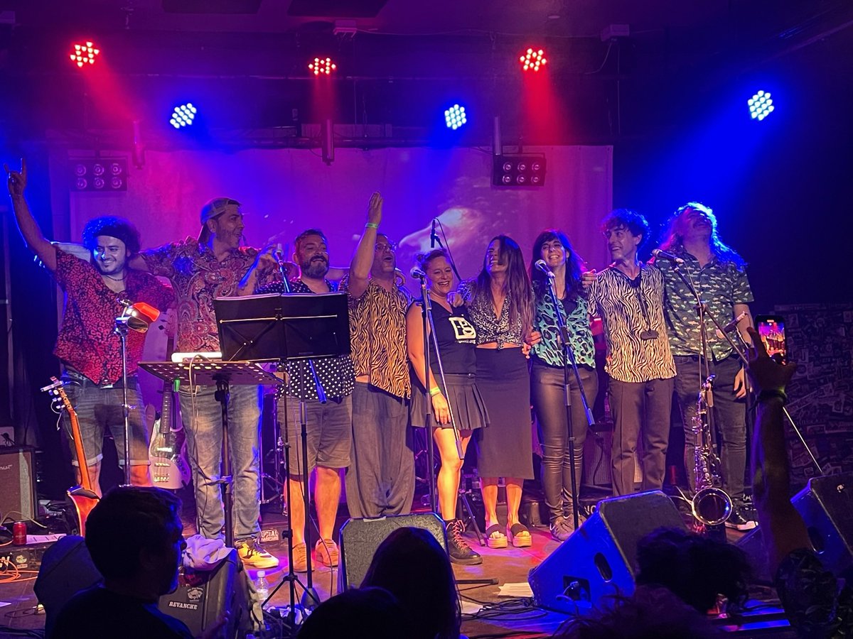 #Badalona POWER✊🏼
Ahir l’energia del mític Genis va esclatar de nou a l’<a href="/EstraperloClub/">𝐄𝐬𝐭𝐫𝐚𝐩𝐞𝐫𝐥𝐨 (𝐂𝐥𝐮𝐛 𝐝𝐞𝐥 𝐑𝐢𝐭𝐦𝐞)</a>.
B-VIOLET a l’escenari! Históric! Brutal! I Orkestra Kanalla liant-la a saco! 
Ja ho he dit?…. BRUTAL!