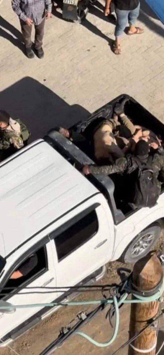 🚨🚨🚨

جندي إسرائيلي آخر تم أسره ويتم نقله إلى غزة.

من الواضح أن الفلسطينيين سيكون لديهم نفوذ كبير في المفاوضات اللاحقة.