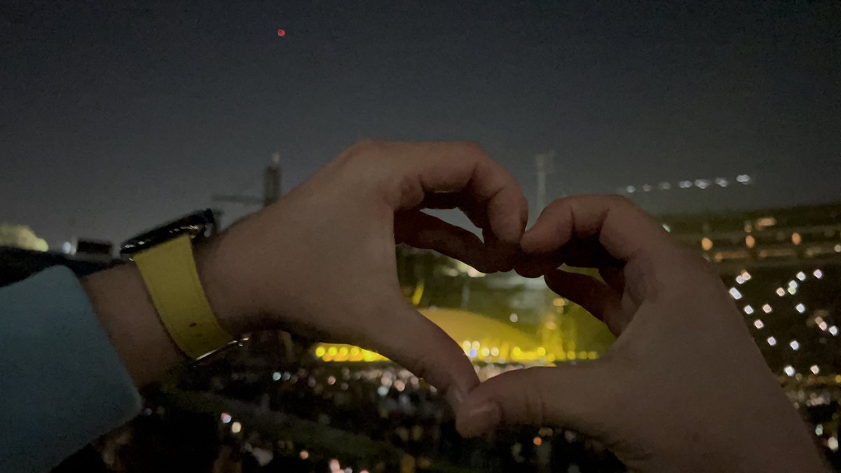 ByronMonzn's tweet photo. Estoy soñando despierto!
#coldplayrosebowl https://t.co/vY4j9olzFj