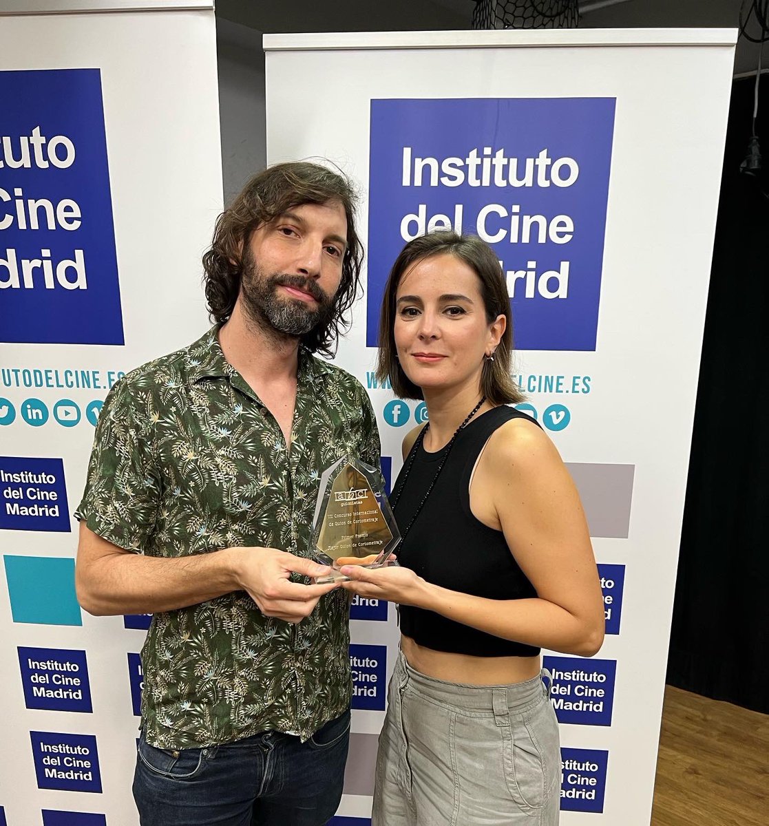 PREMIO INTERNACIONAL <a href="/abcguionistas/">abcguionistas</a> a nuestro guión de cortometraje ÚLTIMA GENERACIÓN!! Con <a href="/JuanP_Galvez/">Juanpe Gálvez</a>. “Felices y bonicos” es poco 🥰🥰. <a href="/InstitutoCine/">InstitutoCine Madrid</a>