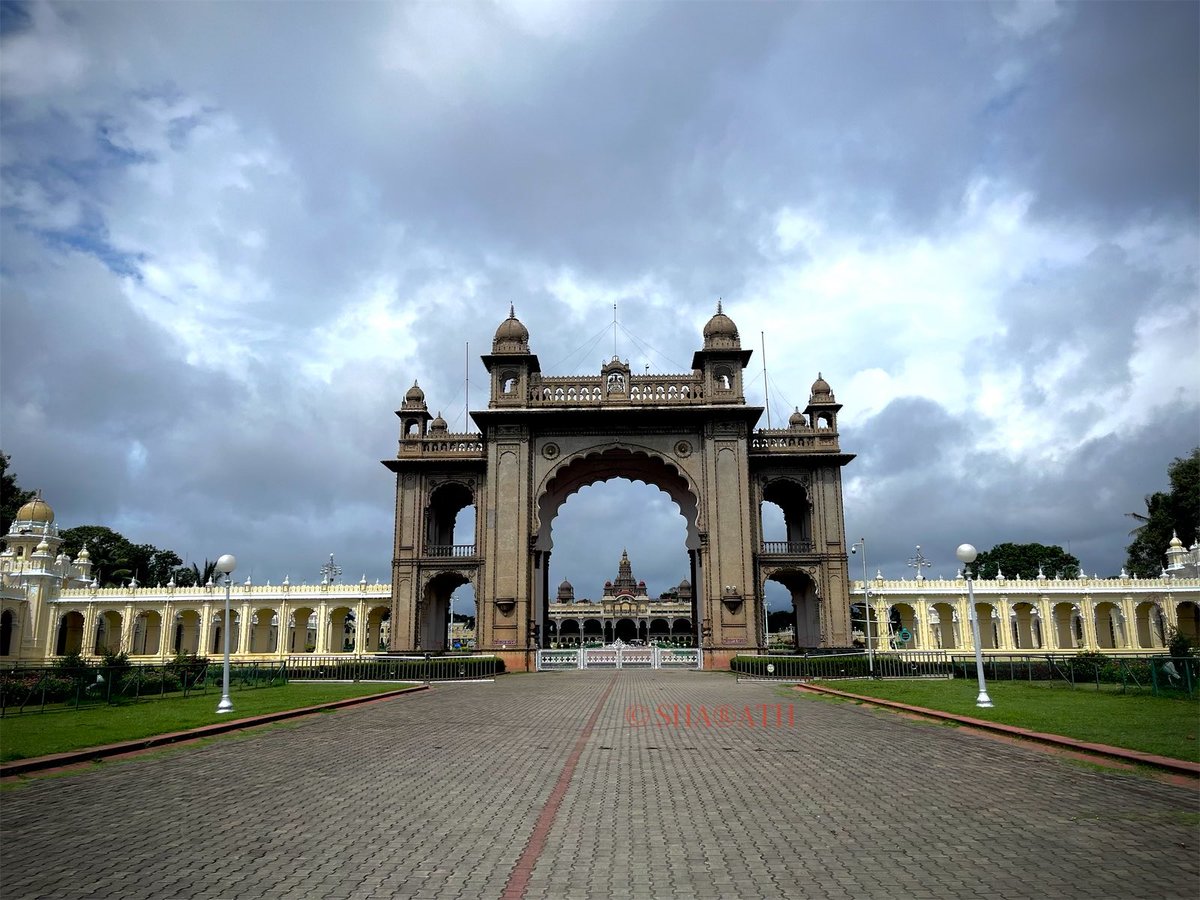sharathtweet's tweet image. The Jayamarthanda East Gate of Mysore Palace beckons visitors with its grandeur, adorned with intricate details and historical significance. #MysorePalace #JayamarthandaGate #ArchitecturalSplendor #CasualClicks