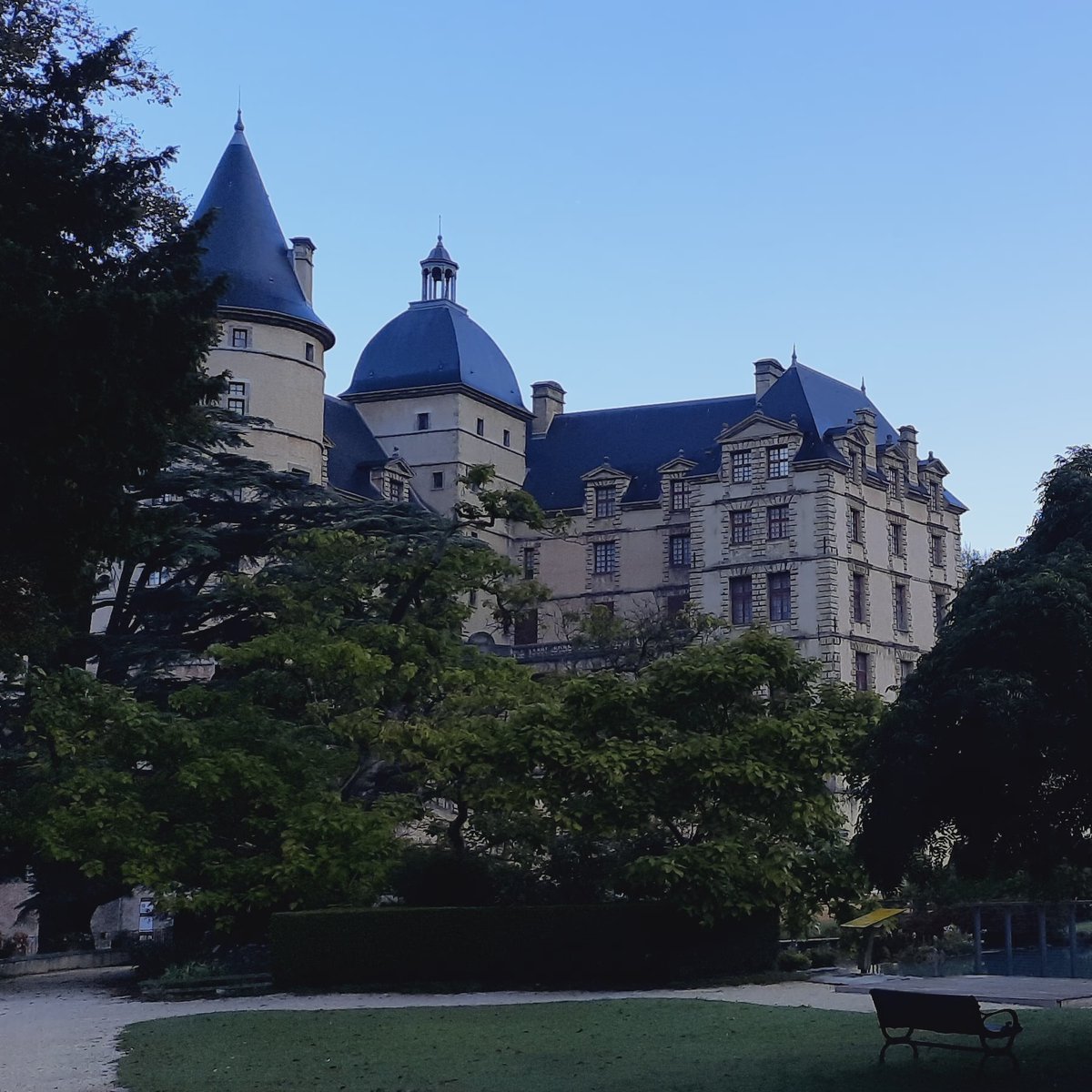 Profitez de la douceur exceptionnelle de ce début d'automne pour faire une pause en famille ou entre amis dans le magnifique parc du Domaine de  Vizille <a href="/CDIsere/">Isère</a>.
Et pour une vue imprenable sur le grand canal, rendez-vous sur la terrasse du 3e niveau du musée!
#isere #parc