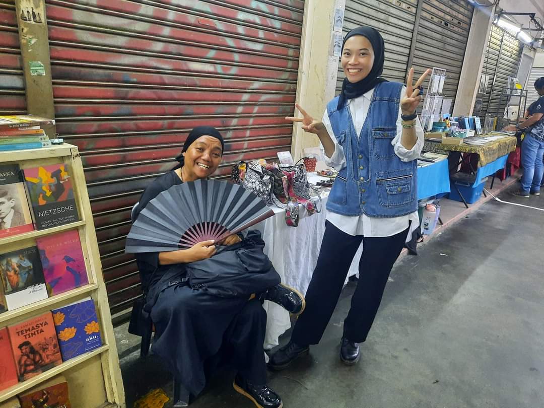 zoulyazix's tweet photo. Macam macam aktiviti ada di #PasarDalamPasar sekarang ni. Kome nak apa? Melukis? Buat collage wheatpaste? Nasihat fesyen dan jahit baju? Baca buku percuma? Nak beli bawa balik?
Semuanya ada di sini. Malam nanti pula kita enjoy persembahan puisi, monolog & akustik dari #CECITER. https://t.co/wWcHavqOsY