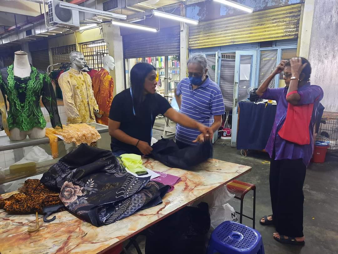 zoulyazix's tweet photo. Macam macam aktiviti ada di #PasarDalamPasar sekarang ni. Kome nak apa? Melukis? Buat collage wheatpaste? Nasihat fesyen dan jahit baju? Baca buku percuma? Nak beli bawa balik?
Semuanya ada di sini. Malam nanti pula kita enjoy persembahan puisi, monolog & akustik dari #CECITER. https://t.co/wWcHavqOsY