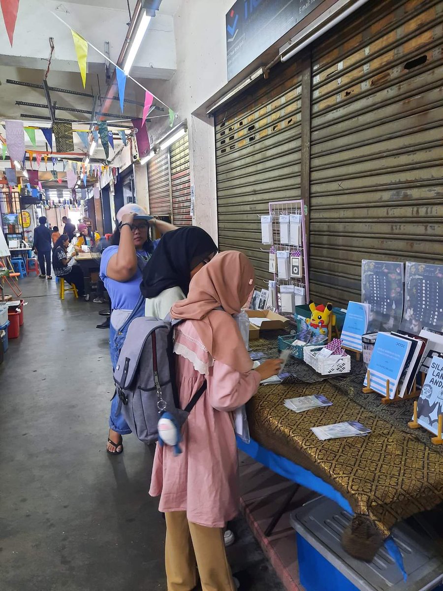 zoulyazix's tweet photo. Macam macam aktiviti ada di #PasarDalamPasar sekarang ni. Kome nak apa? Melukis? Buat collage wheatpaste? Nasihat fesyen dan jahit baju? Baca buku percuma? Nak beli bawa balik?
Semuanya ada di sini. Malam nanti pula kita enjoy persembahan puisi, monolog & akustik dari #CECITER. https://t.co/wWcHavqOsY