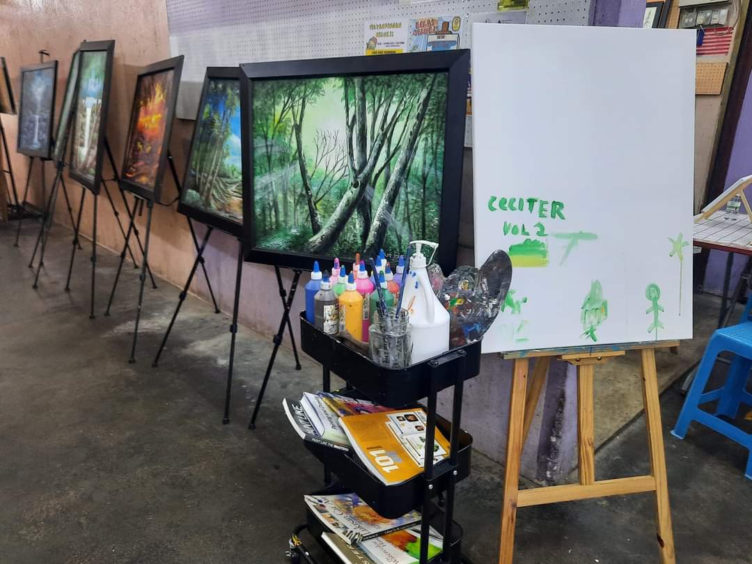zoulyazix's tweet photo. Macam macam aktiviti ada di #PasarDalamPasar sekarang ni. Kome nak apa? Melukis? Buat collage wheatpaste? Nasihat fesyen dan jahit baju? Baca buku percuma? Nak beli bawa balik?
Semuanya ada di sini. Malam nanti pula kita enjoy persembahan puisi, monolog & akustik dari #CECITER. https://t.co/wWcHavqOsY