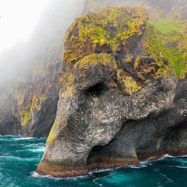 LMPositif's tweet photo. 🇮🇸 Elephant rock, une falaise d’Islande à la forme originale ! 🍀 ☀️ 

📸 h0rdur https://t.co/l7XSQOffRo