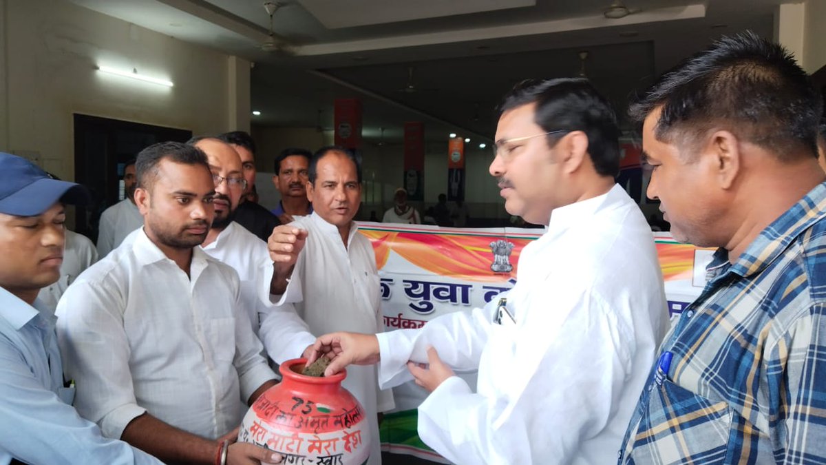 dyorampurNYKS's tweet photo. Shri Shafeeq Ahmed Ansari ji, MLA of Suar constituency, graced the #MeriMaatiMeraDesh campaign by @NYKS_India and added soil in the Amrit Kalash at Rampur. He motivated the youth to work together for national development and communal harmony.
 #NYKS https://t.co/pE5Se1Fh2s