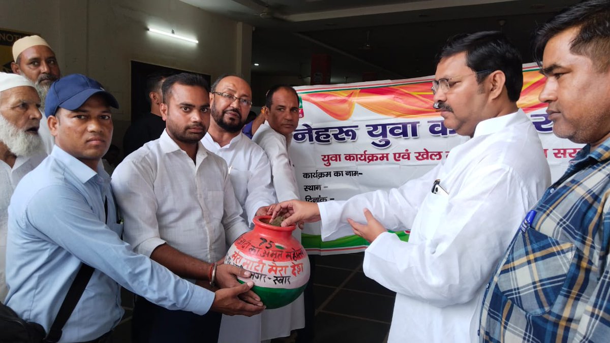 dyorampurNYKS's tweet photo. Shri Shafeeq Ahmed Ansari ji, MLA of Suar constituency, graced the #MeriMaatiMeraDesh campaign by @NYKS_India and added soil in the Amrit Kalash at Rampur. He motivated the youth to work together for national development and communal harmony.
 #NYKS https://t.co/pE5Se1Fh2s