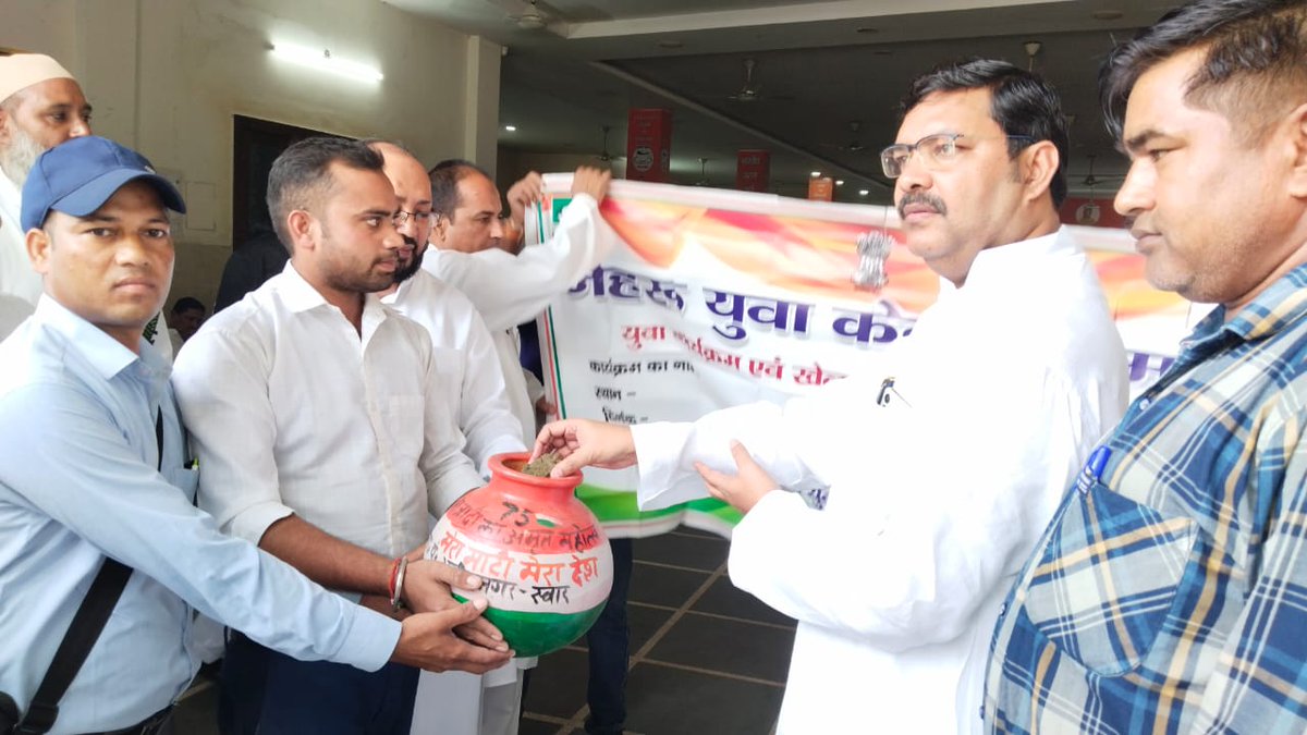 dyorampurNYKS's tweet photo. Shri Shafeeq Ahmed Ansari ji, MLA of Suar constituency, graced the #MeriMaatiMeraDesh campaign by @NYKS_India and added soil in the Amrit Kalash at Rampur. He motivated the youth to work together for national development and communal harmony.
 #NYKS https://t.co/pE5Se1Fh2s