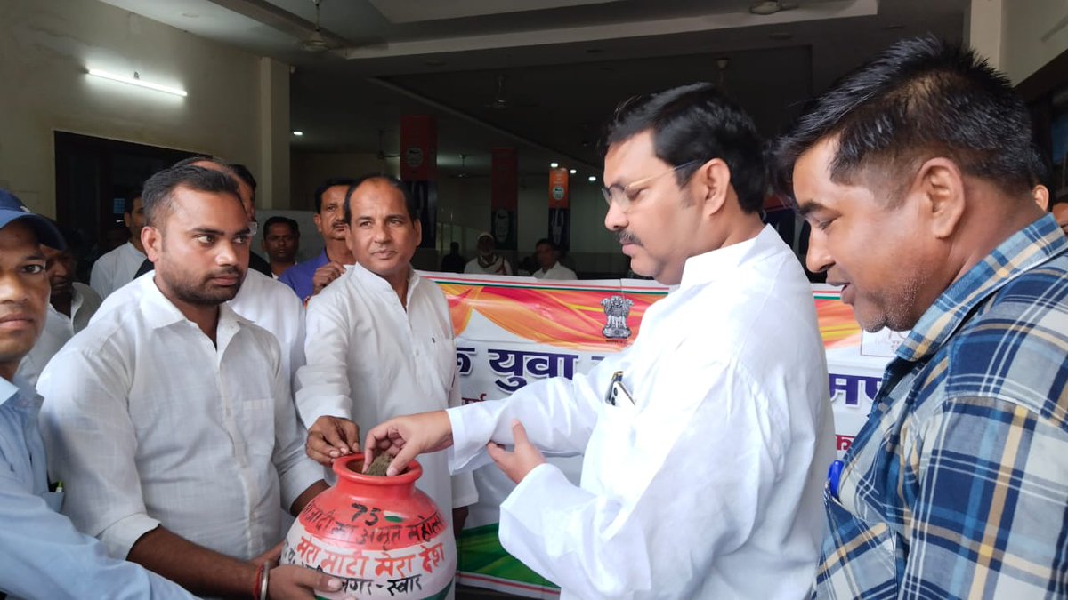 dyorampurNYKS's tweet photo. Shri Shafeeq Ahmed Ansari ji, MLA of Suar constituency, graced the #MeriMaatiMeraDesh campaign by @NYKS_India and added soil in the Amrit Kalash at Rampur. He motivated the youth to work together for national development and communal harmony.
 #NYKS https://t.co/pE5Se1Fh2s