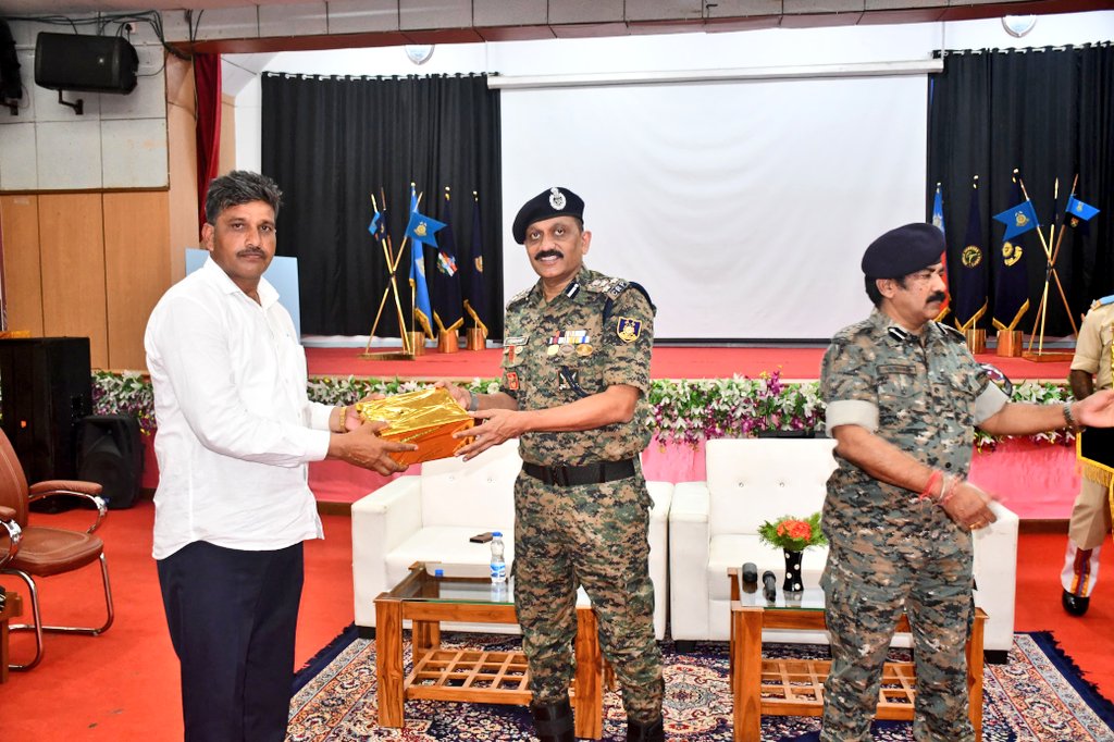 gccrpfnagpur's tweet photo. Veteran's Day was celebrated at GC CRPF, Nagpur in chief presence of Sh P R Jambholkar (DIGP, GC Nagpur), Sh G D Pandharinath(Cmdt) officers and veterans attended &amp; all were felicitated &amp; experience and grievances were heard by chief guest @WSCRPF2016 @southzone_hyd @crpfindia https://t.co/bn0FyQydB6