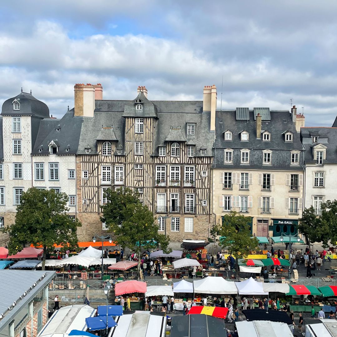 tourismerennes's tweet photo. Le marché des #Lices, le lieu incontournable des rennais depuis 1622 pour trouver des produits frais, locaux et de saison 🍎🌾🧺

📸 Destination Rennes https://t.co/vgvbSnUlfR