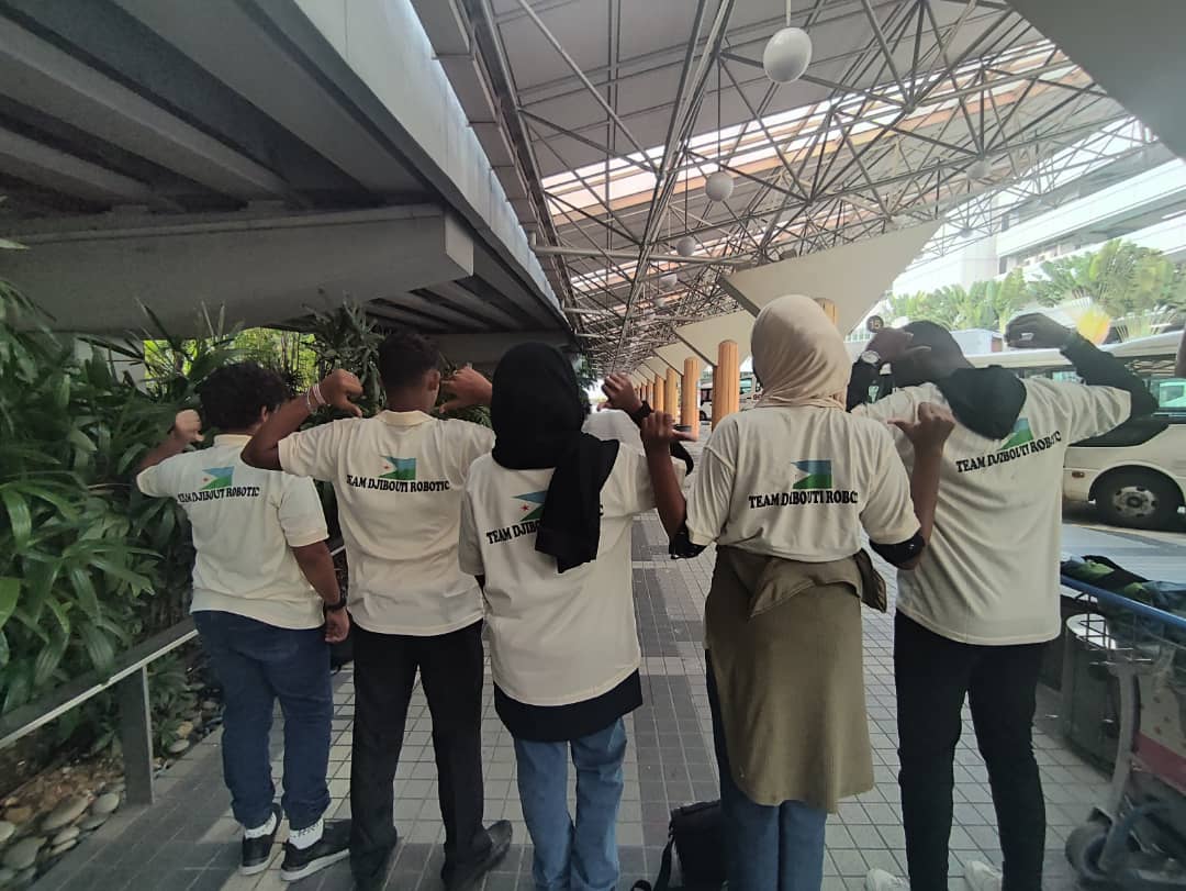 Team253Robotic's tweet photo. [𝐅𝐢𝐫𝐬𝐭 𝐆𝐥𝐨𝐛𝐚𝐥 𝐂𝐡𝐚𝐥𝐥𝐞𝐧𝐠𝐞 𝟐𝟎𝟐𝟑]

🚀🇩🇯Team Djibouti Robotic est bien arrivé à #Singapour🔥🔥🔥

#TeamDjibouti #Djibouti #CTID #LaFabriqueDesTalents #Tech253 #FGC2023Singapore #FGC2023 #robotics #technology4All #STEM #STEAM #STEMeducation #innovation #Africa https://t.co/idhkCUoVo6