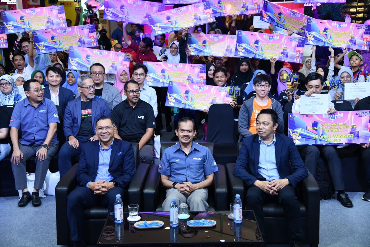 komunikasi_gov's tweet photo. Hadir sama Pengarah Bahagian Sumber dan Teknologi Pendidikan KPM, Zainal Abas serta Ketua Pegawai Eksekutif MDEC, Ts. Mahadhir Aziz. 

#KKD #MDEC #mydigitalmaker #MalaysiaMADANI https://t.co/SBGLJnaUgD