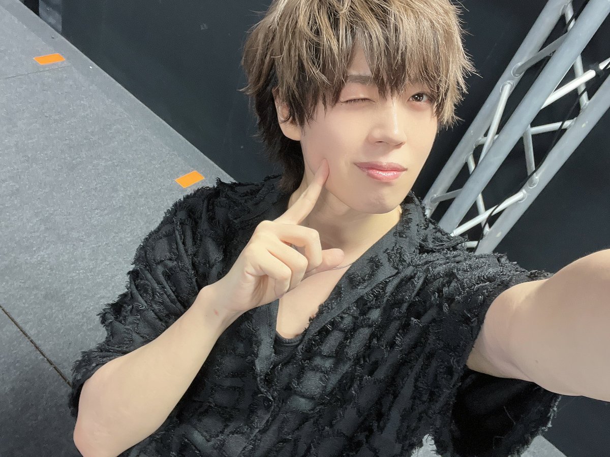 sakatansab's tweet photo. 胸元空けすぎ？？？ https://t.co/DtqciVo7DK