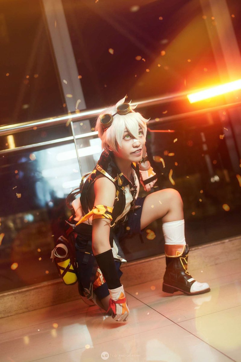 renpc_cos's tweet photo. • 𝐔𝐧𝐬𝐭𝐨𝐩𝐩𝐚𝐛𝐥𝐞 𝐅𝐞𝐫𝐯𝐨𝐫 •  
ʙᴇɴɴᴇᴛᴛ | ɢᴇɴꜱʜɪɴ ɪᴍᴘᴀᴄᴛ 
.
.
.
.
.
went as my best boi last cosmania d2!! i love him so much 🥹💛

📷: L.O. Photography 
💇‍♂️: @SebbyBerry 
🪄 (Additional Edits/VFX): me!

#bennett #bennettcosplay #GenshinImpact #Genshin #原神 https://t.co/VuBrz33Pkt