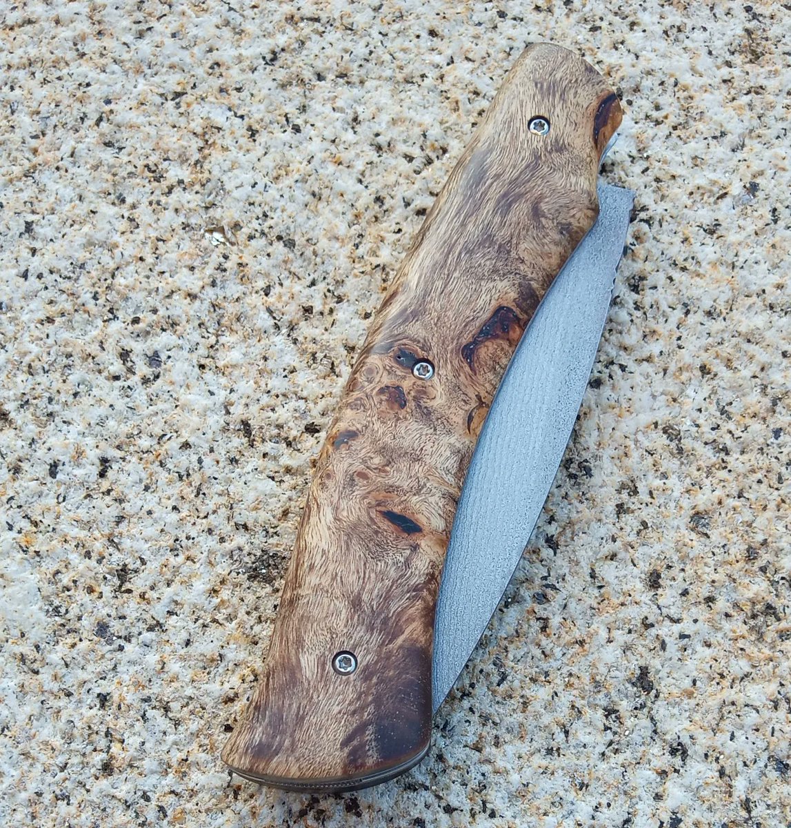 Couteaudumitou's tweet photo. Bonjour à tous,
Voilà un #couteau pliant L'Episol cran carré
Sa lame est en suminagashi VG10
Son ressort et ses platines sont en inox
Son manche est en loupe de peuplier stabilisée
Il mesure 21 cm pour 9 cm de lame
#couteaupliant #folderknife #cuchillo #madeinfrance #faitmain https://t.co/bsM1o9gECy