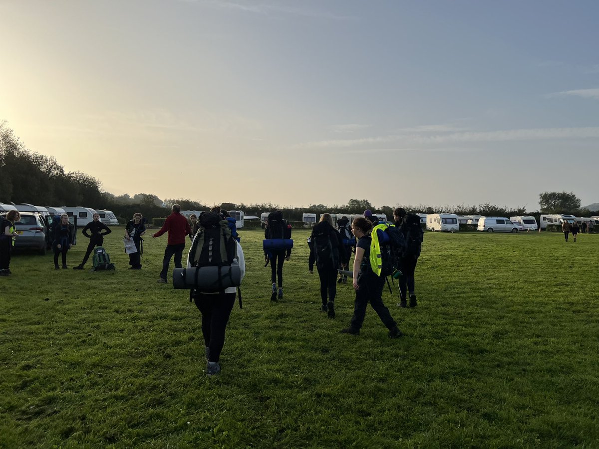 And they’re starting to head out of camp now 🥾🥾 what a beautiful morning ☀️ @HanhamWoods @Cabotfederation #bronzedofe