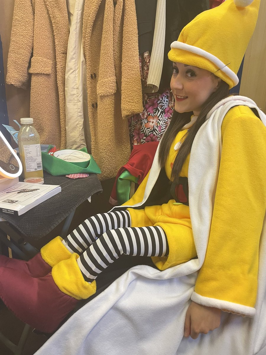 Musicalfranks's tweet photo. Little backstage pic from Elf The Musical!!! Only four shows left :( have you got one of the sold out tickets?? https://t.co/R2qLRMthe4