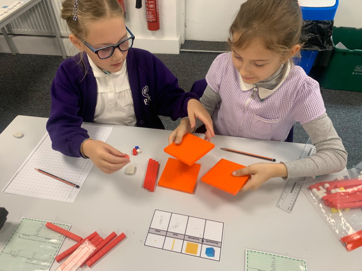 ParkAcad's tweet image. This week, Year 3 have been learning to add ➕ 3-digit numbers together. 🧮First they practiced using dienes, and afterwards represented their learning using pictures and column method #columnmethod #addends @thesteptrust