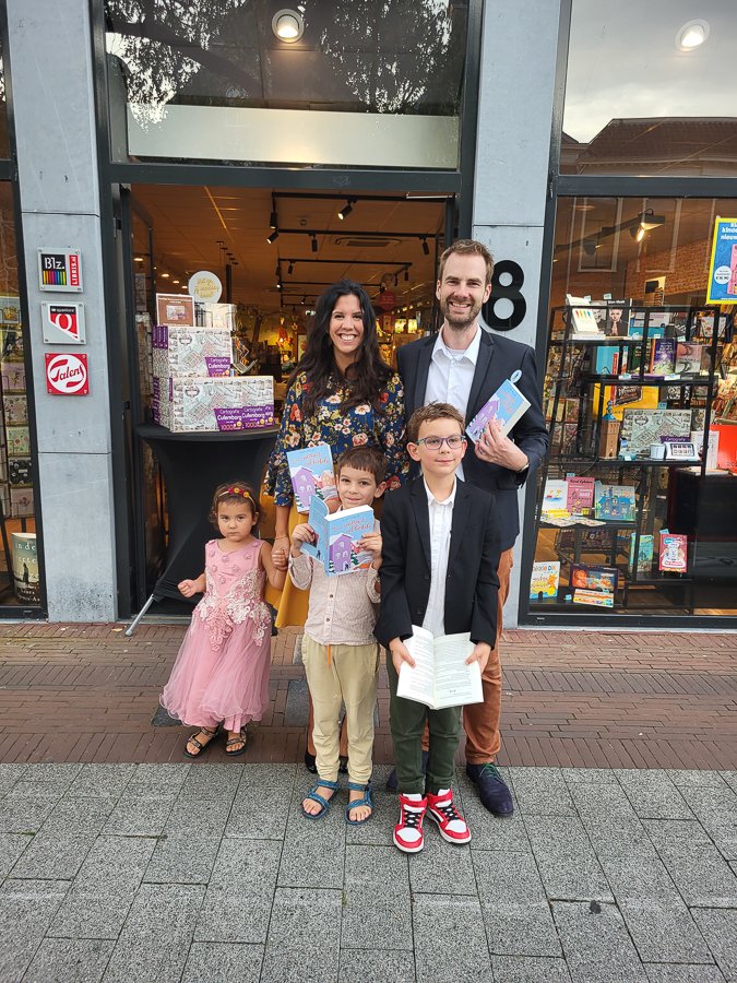 Gisteravond was de boekpresentatie van Een contract vol liefde. Natuurlijk ging ik ook op de foto met mijn gezin 😍