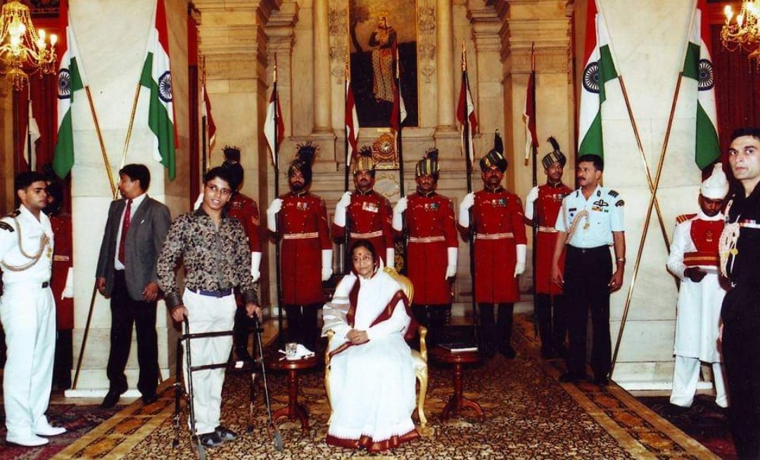 chitranshw's tweet photo. Me at the rastrapati Bhawan ❤️ Just beside the president!✨

Except I don't have specs now and I got a bit too tanned that day! https://t.co/usuA5UuxFK
