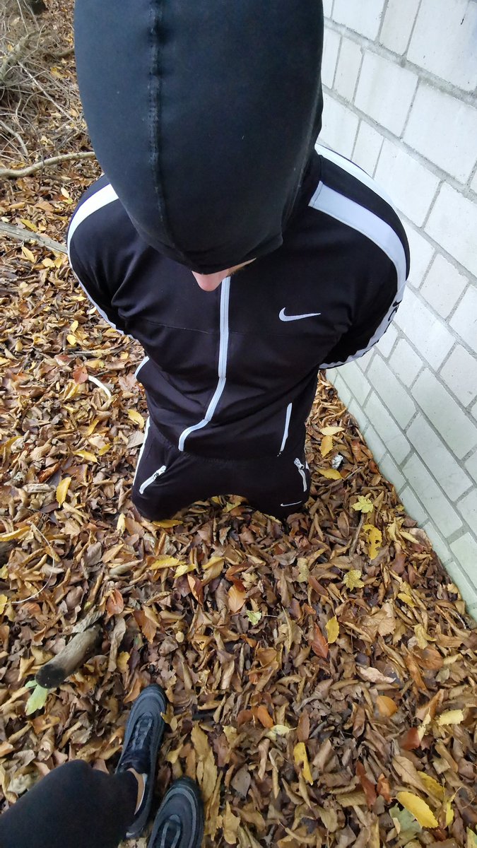 GoettinMaria_'s tweet photo. Du kniest und bettelst drum mein Opfer sein zu dürfen, zur Aufnahme  drücke ich dir meine verschwitzten schmutzigen socken und sneaker ins Gesicht! 😈 Und du öffnest brav deine Geldbörse zum Dank 😏 #findom #paypig #moneyslaves #slavery #cashdrain #cashsub https://t.co/xKbAZUs7G7