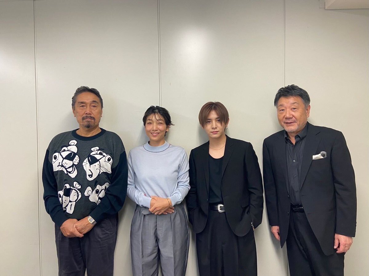 bad_lands_movie's tweet photo. ˗ˏˋ キャスト登壇舞台挨拶 ˎˊ˗

無事に終了いたしました。
ご来場の皆さま、誠にありがとうございました！

#安藤サクラ さん、#山田涼介 さん
#原田眞人 監督、原作者 #黒川博行 さんと記念撮影📸｡.*

引き続き #映画バッドランズ を宜しくお願いします！ https://t.co/V6wZiOn6L7