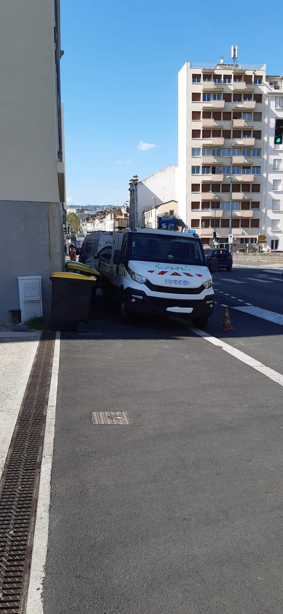 Saccageclermont's tweet photo. Bvd Lafayette à son extrémité près du Pont de Naud.... Par où passent les piétons!!!Clermont ville pacifiée, apaisée!!!!!😡😡😡👎

Résultats de la supression des places ou incivilités ? 

#saccageclermont https://t.co/c4mSpaPWZn