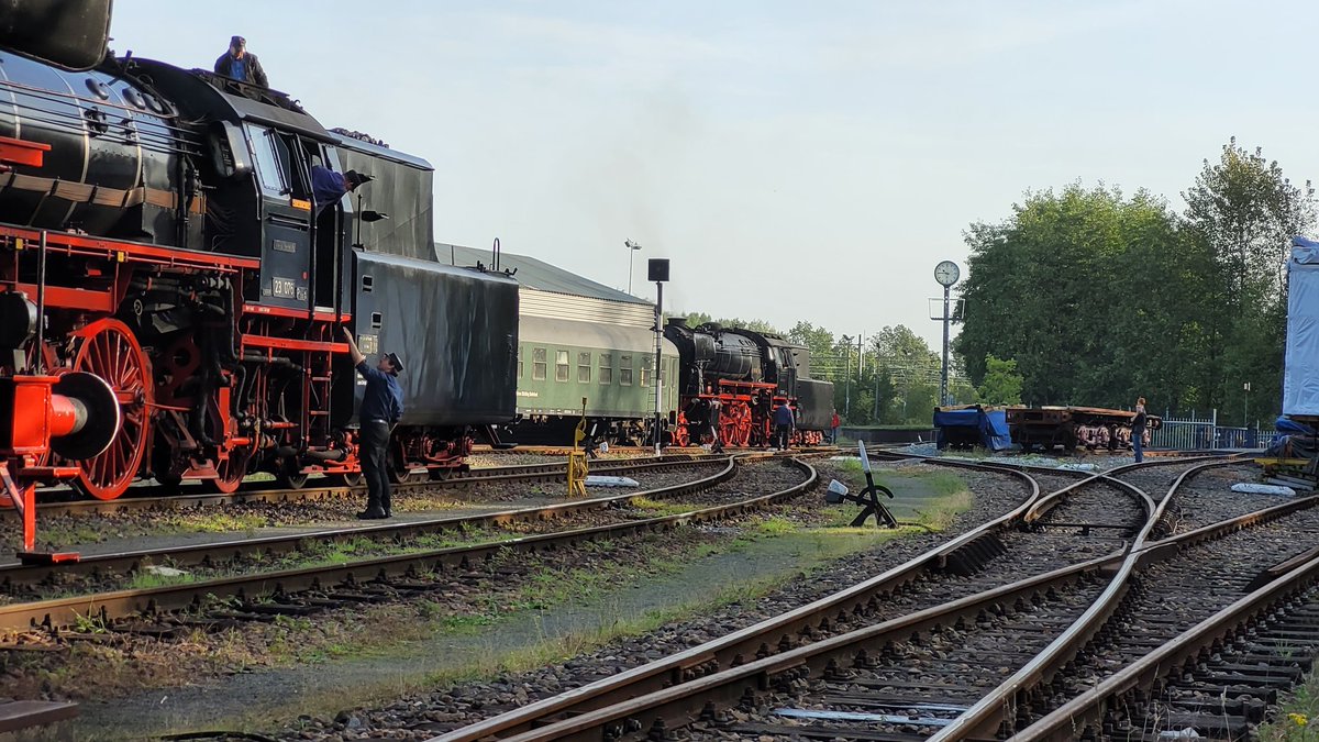 In Rotterdam is het druk met de
Stoomlocomotieven door onder stoom staan, bij de <a href="/StoomstNed/">Stoomstichting Nederland</a>