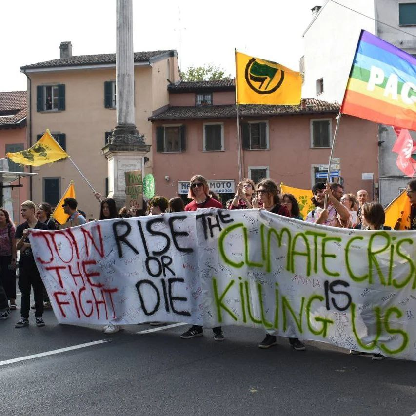 fffitalia's tweet photo. Torniamo di nuovo e di nuovo finchè ce n'è bisogno! Non ci ferma il negazionismo nè il greenwashing, proprio per questo anzi alziamo le voci.

Grazie a tutte le persone che si sono fatte avanti e che lottano ogni giorno!
#FridaysForFuture #ResistenzaClimatica https://t.co/26vySvvBu1