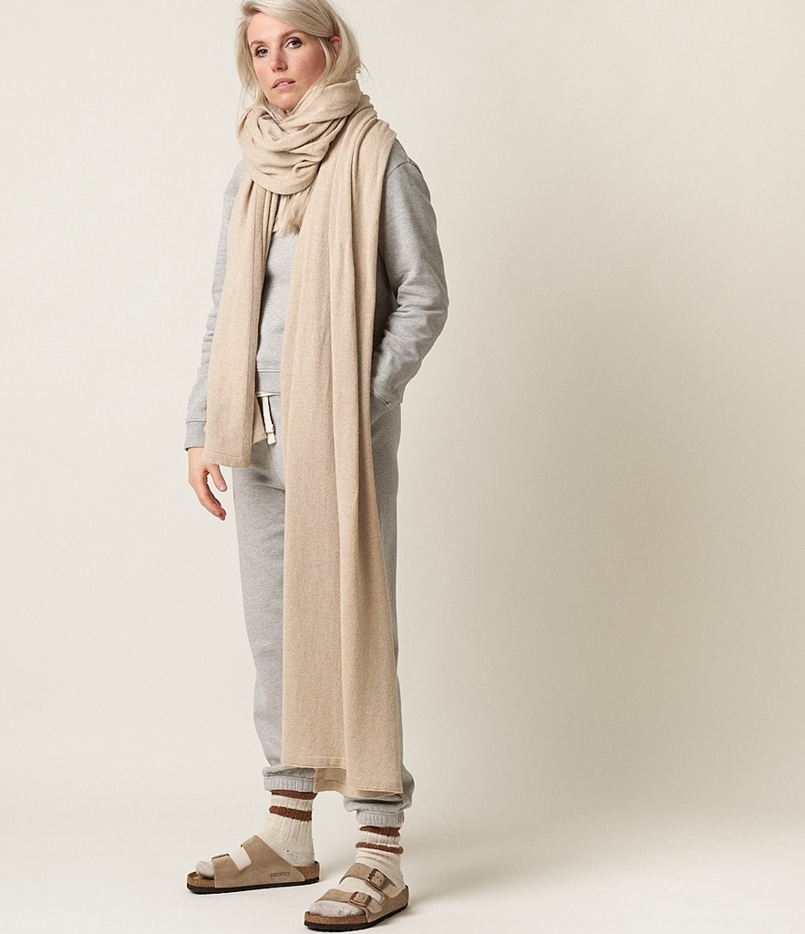 MerzbSchwanen's tweet photo. Big, large, huge!⁠

This giant SILKCASH scarf is the perfect choice for a stylish and extra cozy winter look. 
Thanks to its oversized shape, you can feel safe and coddled by wrapping yourself in this ultra-cushy blanket-like scarf.

#merzbschwanen #scarf https://t.co/k6AKHtqMYR
