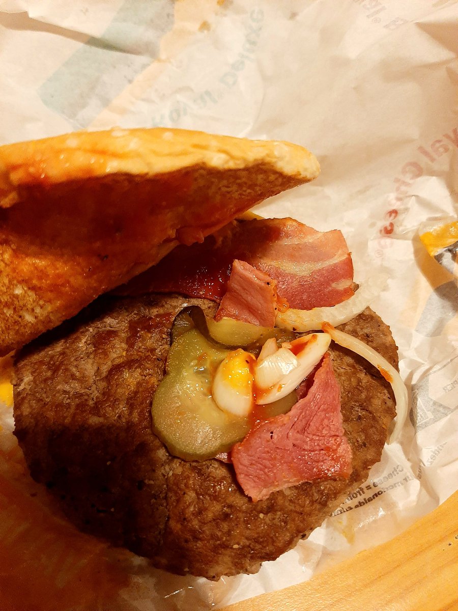 frenchcandie's tweet photo. My @McDonaldsFrance take-out burger yesterday!!! More like a Big Royal Bacon Mess !!!! #jokes #fastfood #McDonalds #RoyalBacon #ComansCaffarelli #Toulouse https://t.co/OzUZBgE6Nl