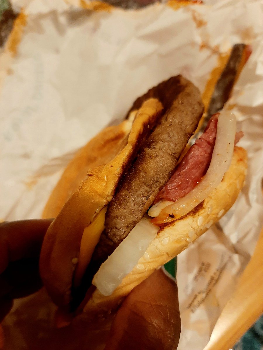 frenchcandie's tweet photo. My @McDonaldsFrance take-out burger yesterday!!! More like a Big Royal Bacon Mess !!!! #jokes #fastfood #McDonalds #RoyalBacon #ComansCaffarelli #Toulouse https://t.co/OzUZBgE6Nl