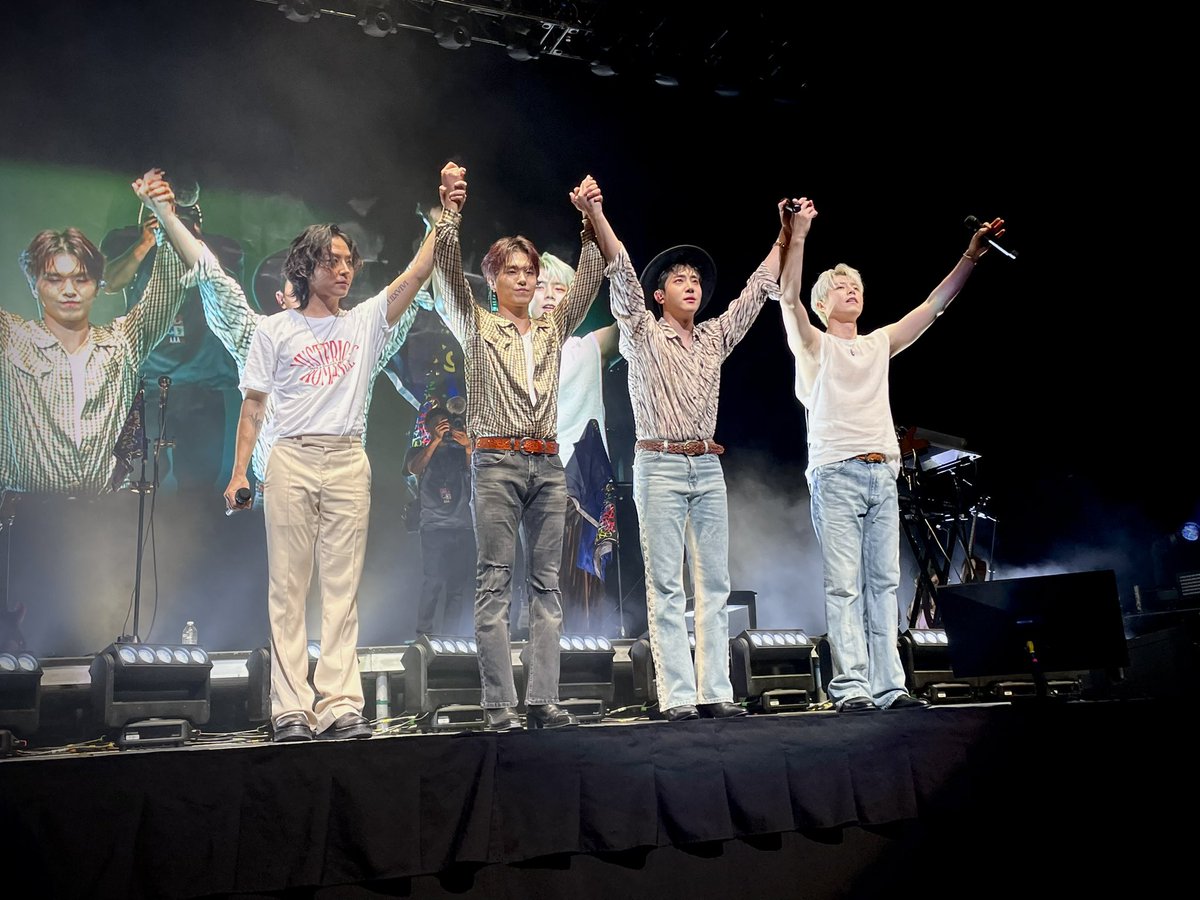 JustGee1's tweet photo. Cant believe it's over.
I have major post concert blues.... 😢😭
너무 보고 싶어요
#TheRoseDUAL #DAWNTODUSKTour #TheRoseInPortland #TheRose #TheRoseTour #BlackRose https://t.co/avR9qZp5If