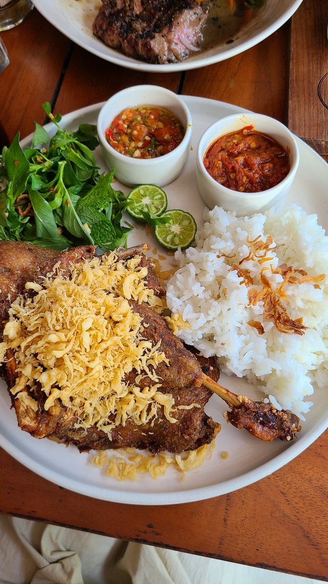 eeeeeating_'s tweet image. #PISON
오리구이는 바싹 마른편이라
촉촉한 트러플 스테이크 추천.
감튀는 어딜가나 실패없는 무난한 아이템 :)