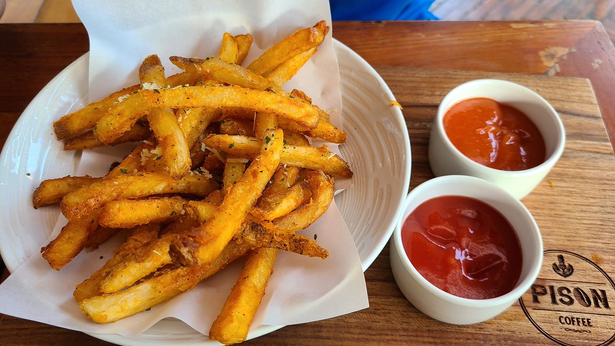 eeeeeating_'s tweet image. #PISON
오리구이는 바싹 마른편이라
촉촉한 트러플 스테이크 추천.
감튀는 어딜가나 실패없는 무난한 아이템 :)