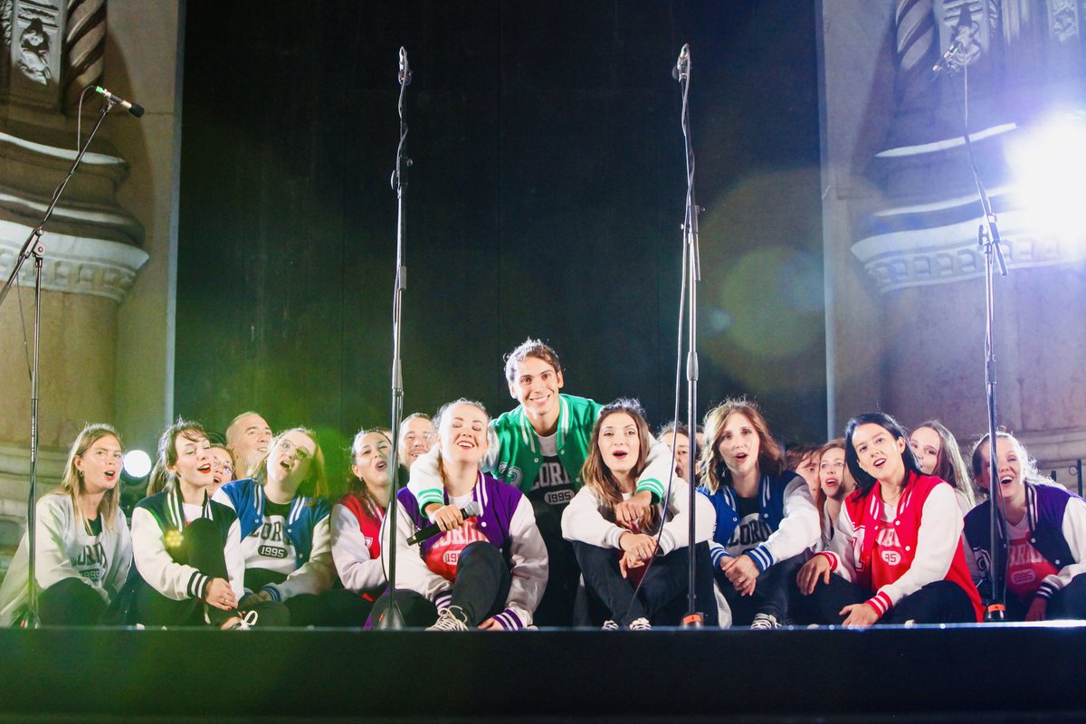 verdinote's tweet photo. Grazie, Bologna! 🤩 È stata una grande emozione cantare per te! Grazie anche ai nostri amici #Mimi, #Nartico e #Nunù per aver portato insieme a noi la gioia dello @zecchinodoro in Piazza Maggiore! 💚

#LaMusicaPuó #VerdiNote #CoroAntoniano https://t.co/uvkUoaOS1Q