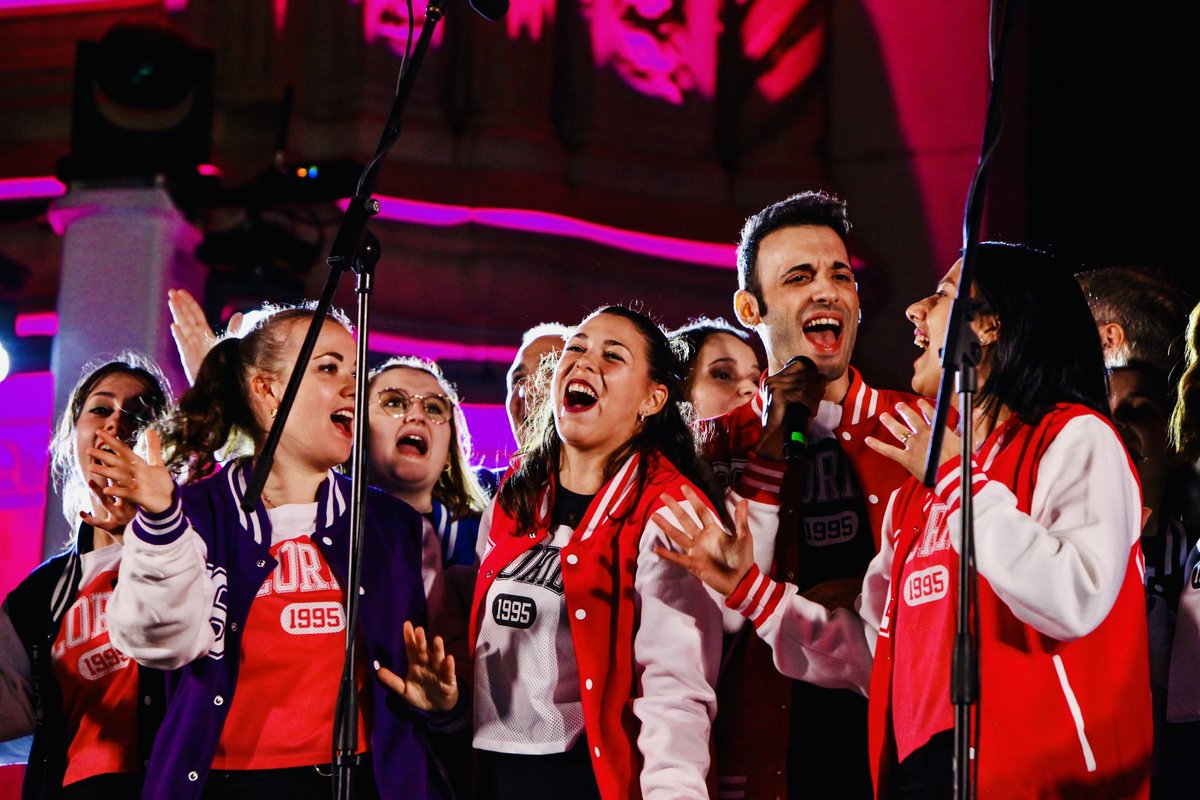 verdinote's tweet photo. Grazie, Bologna! 🤩 È stata una grande emozione cantare per te! Grazie anche ai nostri amici #Mimi, #Nartico e #Nunù per aver portato insieme a noi la gioia dello @zecchinodoro in Piazza Maggiore! 💚

#LaMusicaPuó #VerdiNote #CoroAntoniano https://t.co/uvkUoaOS1Q