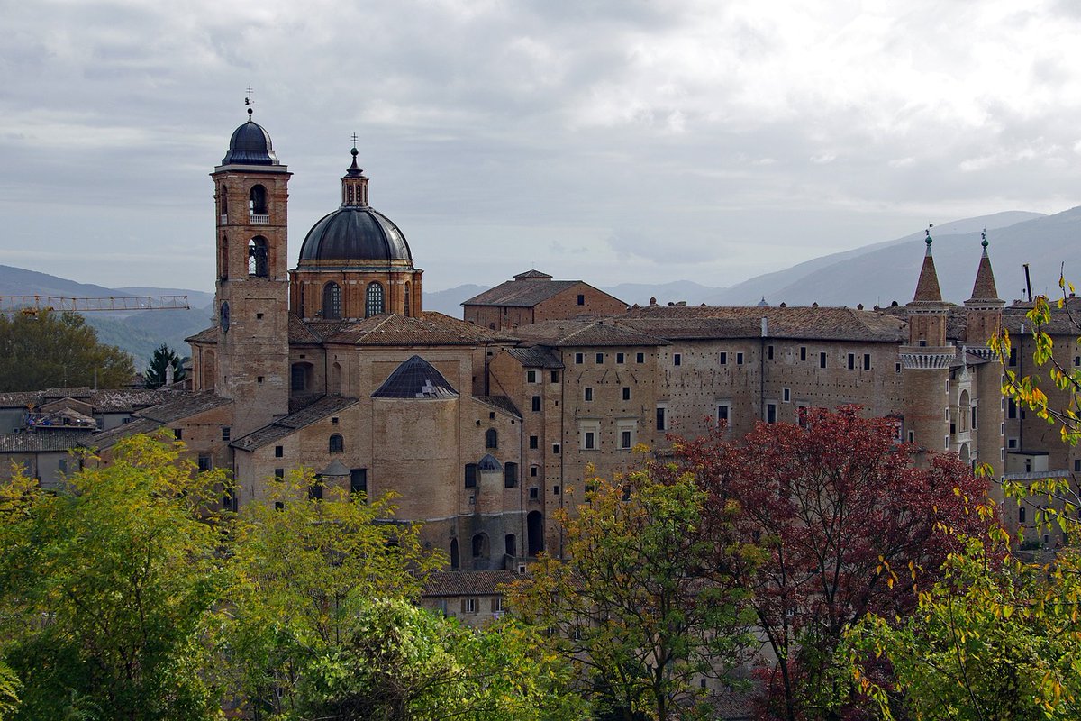 ItaliainSfera's tweet photo. 🏞️#Urbino: incantevole città rinascimentale, famosa per il suo splendido centro storico e per essere la patria di #Raffaello. Un viaggio culturale e artistico vi aspetta! Leggete l'articolo https://t.co/WHlSAGagrz 
#italia #Marche #ViaggiInItalia #ItaliaInSfera #viaggi #7ottobre https://t.co/gHU1blPypr