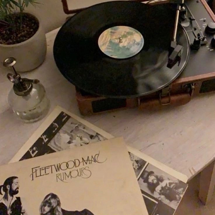 мой осенний плейлист

Vandal Moon — Hurt
Nostalghia — Heroin
Aurelio Voltaire — Parade
Fufanu — Ballerina In The Rain
Meg Myers — Funeral
Хелависа — Танго со смертью («Последнее испытание»)
Hooverphonic — Mad About You (Orchestra Vers.)
Patti Smith Group — Dancing Barefoot