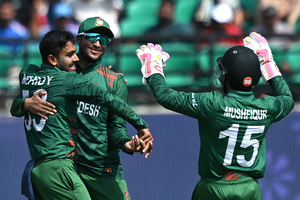 Shakib Al Hasan led Bangladesh's fightback as they restrict Afghanistan to a modest total.

#AFGvBAN | 📝 bit.ly/3RJuwzK